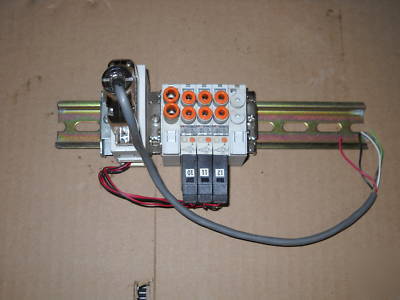 (3) smc pneumatic solenoid valve bank VQ1170-6LO-co....
